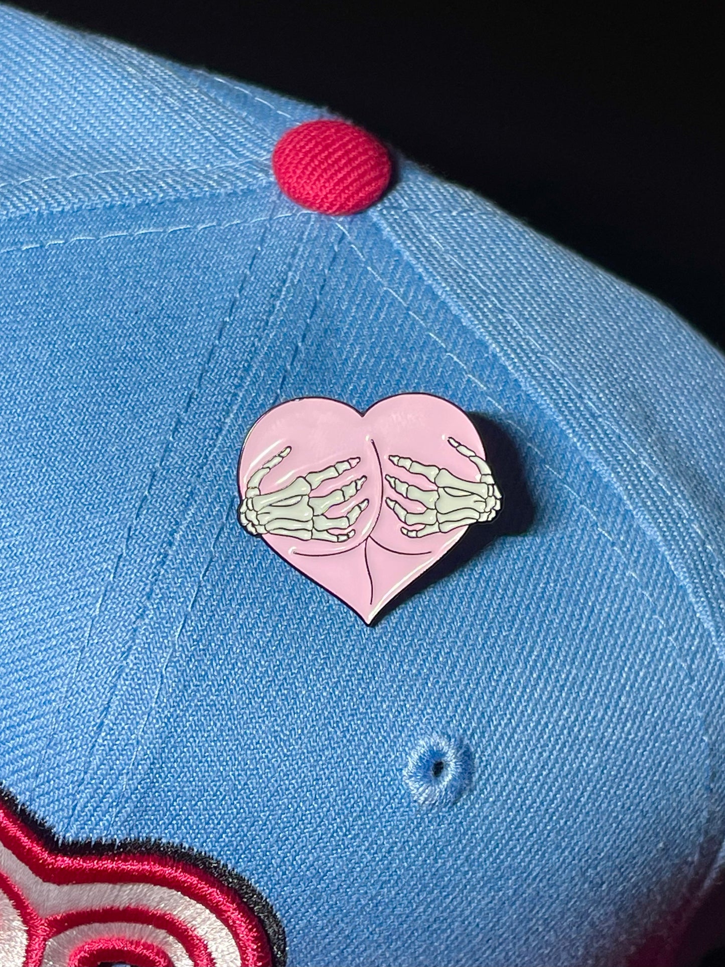CHEEKS HEART PIN