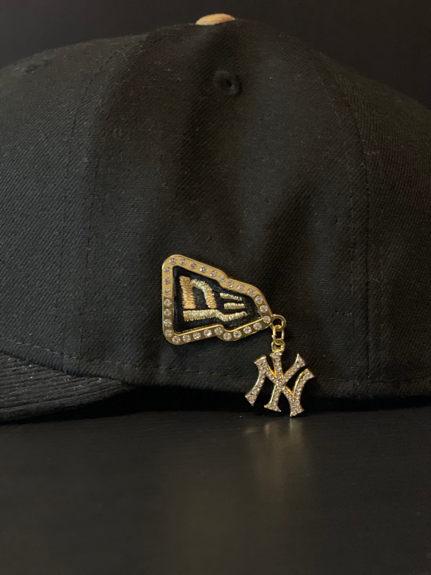 NYY GOLD FRAME PIN